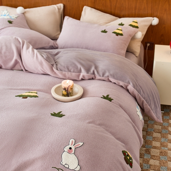 91家纺网 家纺一手货源 找家纺 瑞雪家居 2025新款全消光毛巾绣艾尼绒系列四件套-艾尼兔 艾尼兔-罗兰紫