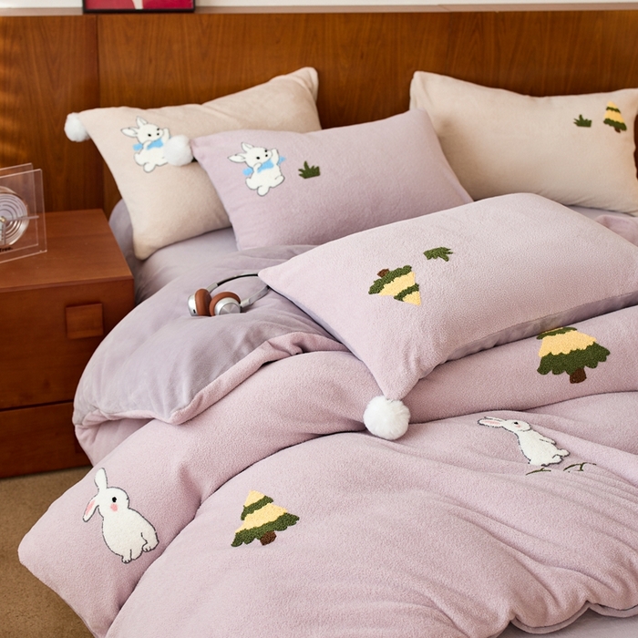 91家纺网 家纺一手货源 找家纺 瑞雪家居 2025新款全消光毛巾绣艾尼绒系列四件套-艾尼兔 艾尼兔-罗兰紫