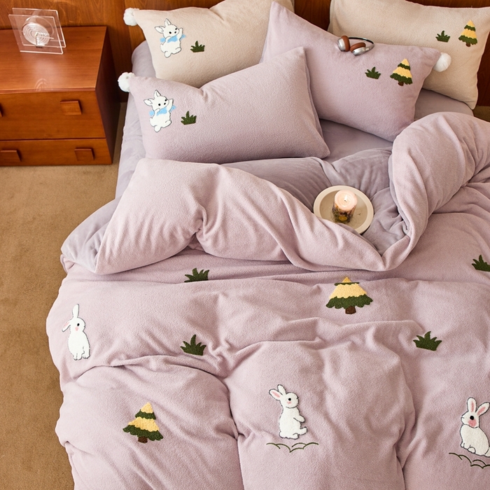 91家纺网 家纺一手货源 找家纺 瑞雪家居 2025新款全消光毛巾绣艾尼绒系列四件套-艾尼兔 艾尼兔-罗兰紫