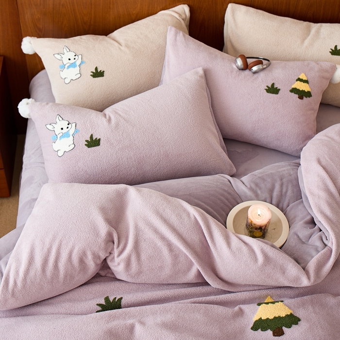 91家纺网 家纺一手货源 找家纺 瑞雪家居 2025新款全消光毛巾绣艾尼绒系列四件套-艾尼兔 艾尼兔-罗兰紫