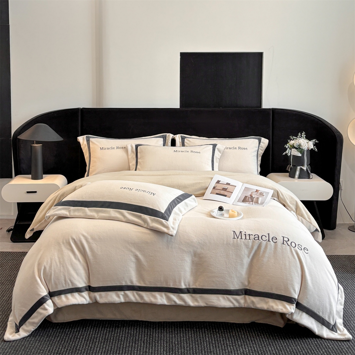 91家纺网 家纺一手货源 找家纺 笙意家纺 2025新款A类加厚牛奶绒轻奢宽边四件套-威登 威登-奶昔白+奶茶