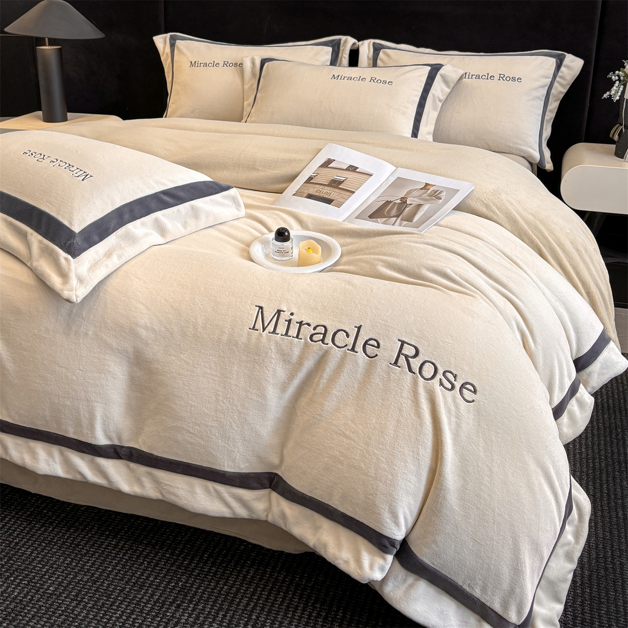 91家纺网 家纺一手货源 找家纺 笙意家纺 2025新款A类加厚牛奶绒轻奢宽边四件套-威登 威登-奶昔白+奶茶