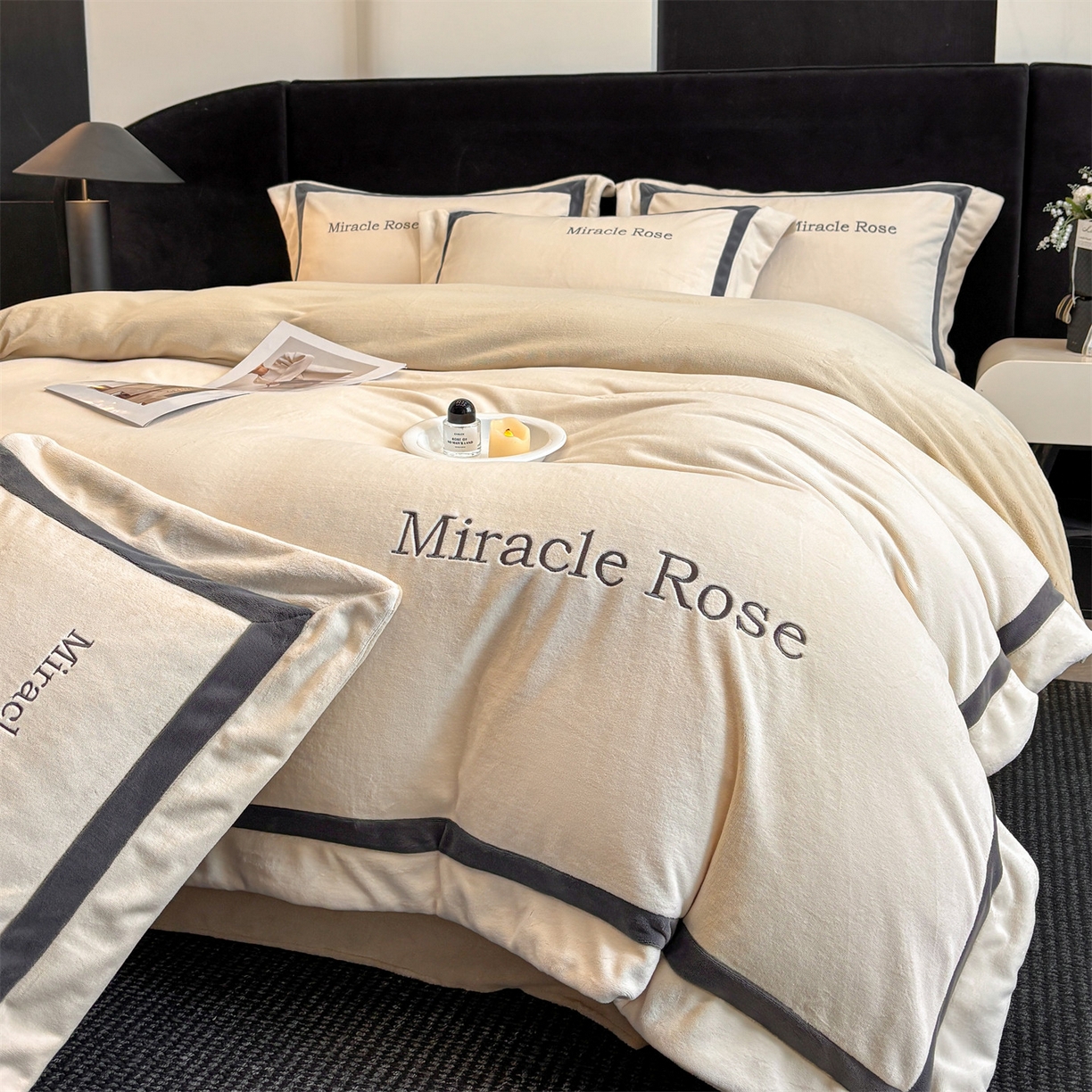 91家纺网 家纺一手货源 找家纺 笙意家纺 2025新款A类加厚牛奶绒轻奢宽边四件套-威登 威登-奶昔白+奶茶