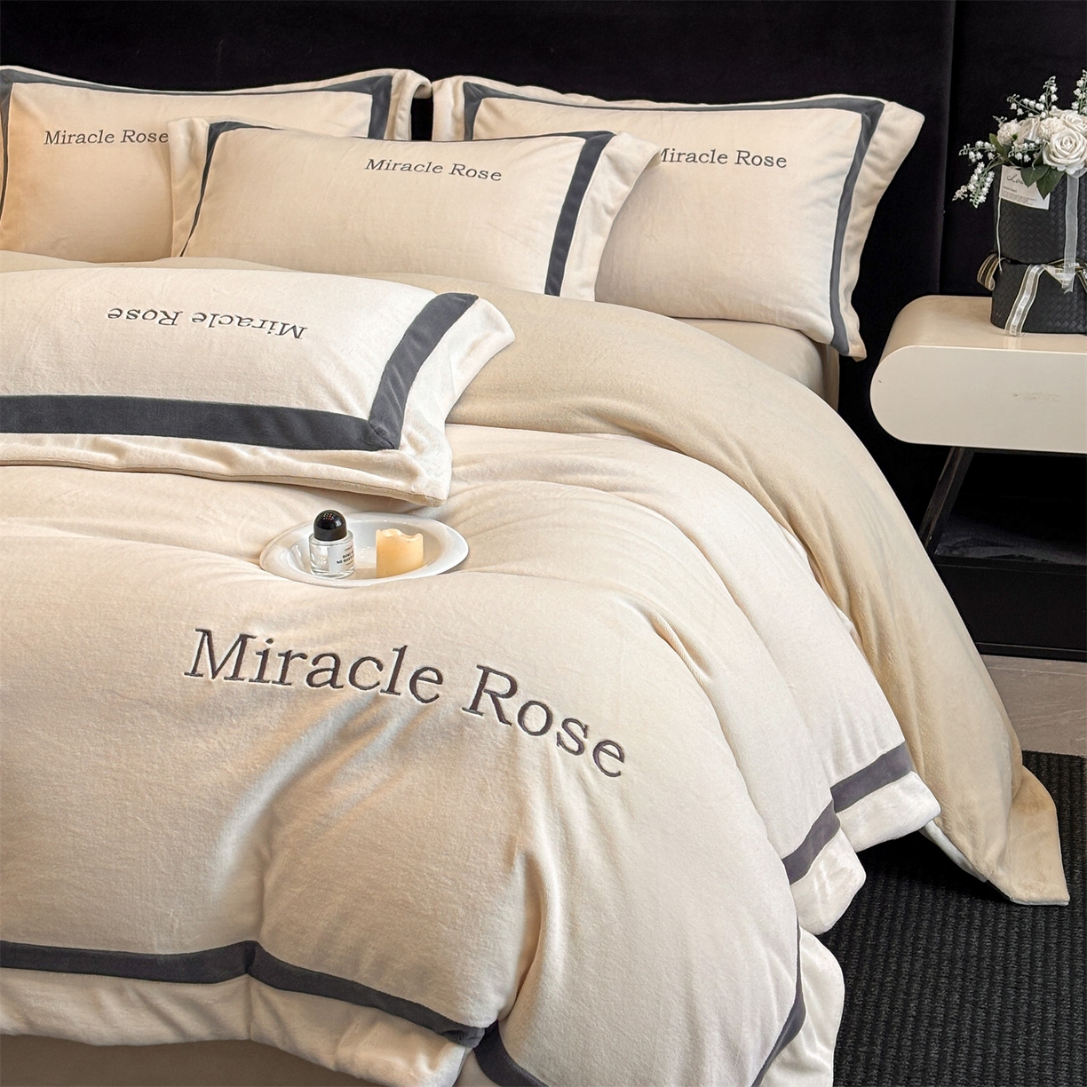 91家纺网 家纺一手货源 找家纺 笙意家纺 2025新款A类加厚牛奶绒轻奢宽边四件套-威登 威登-奶昔白+奶茶