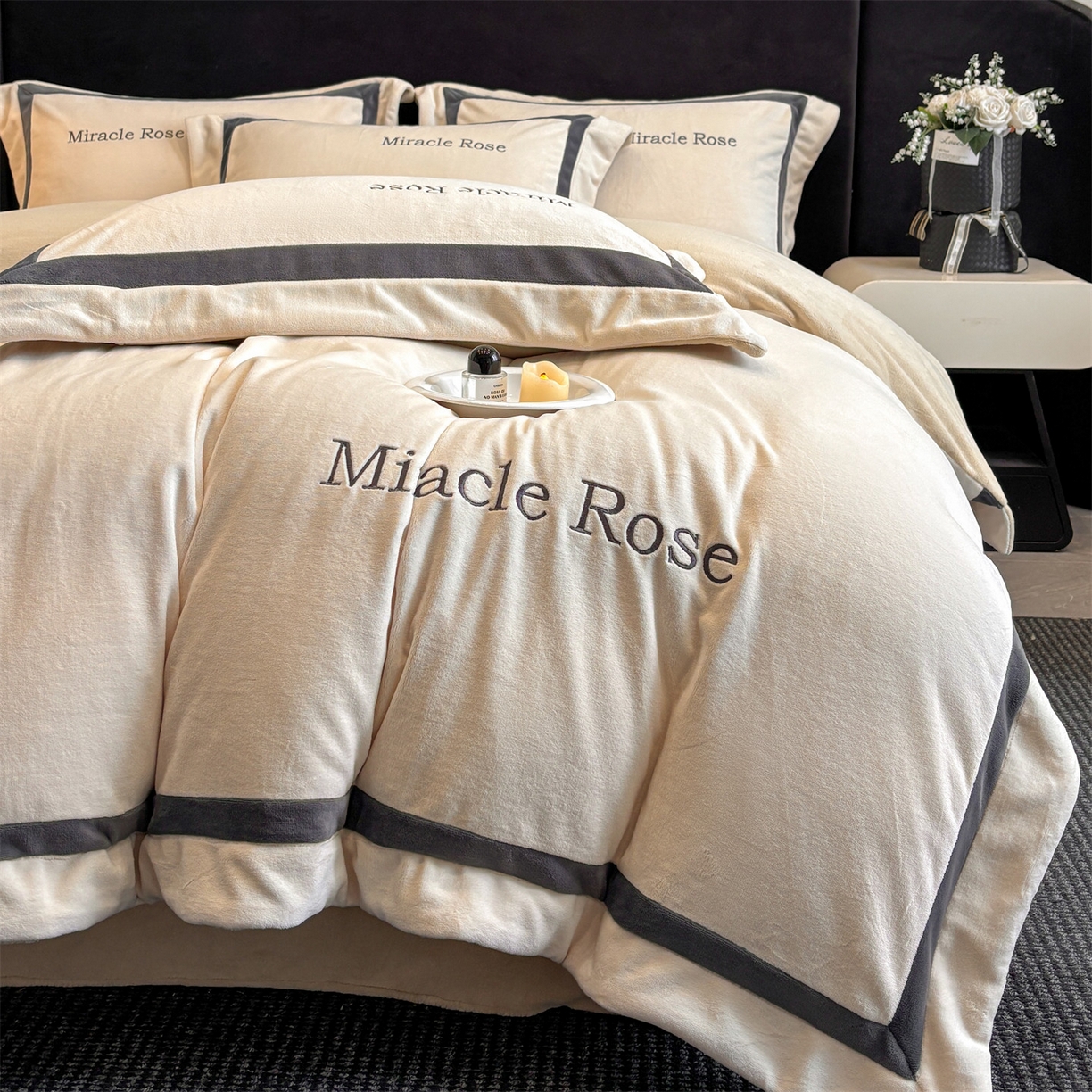 91家纺网 家纺一手货源 找家纺 笙意家纺 2025新款A类加厚牛奶绒轻奢宽边四件套-威登 威登-奶昔白+奶茶