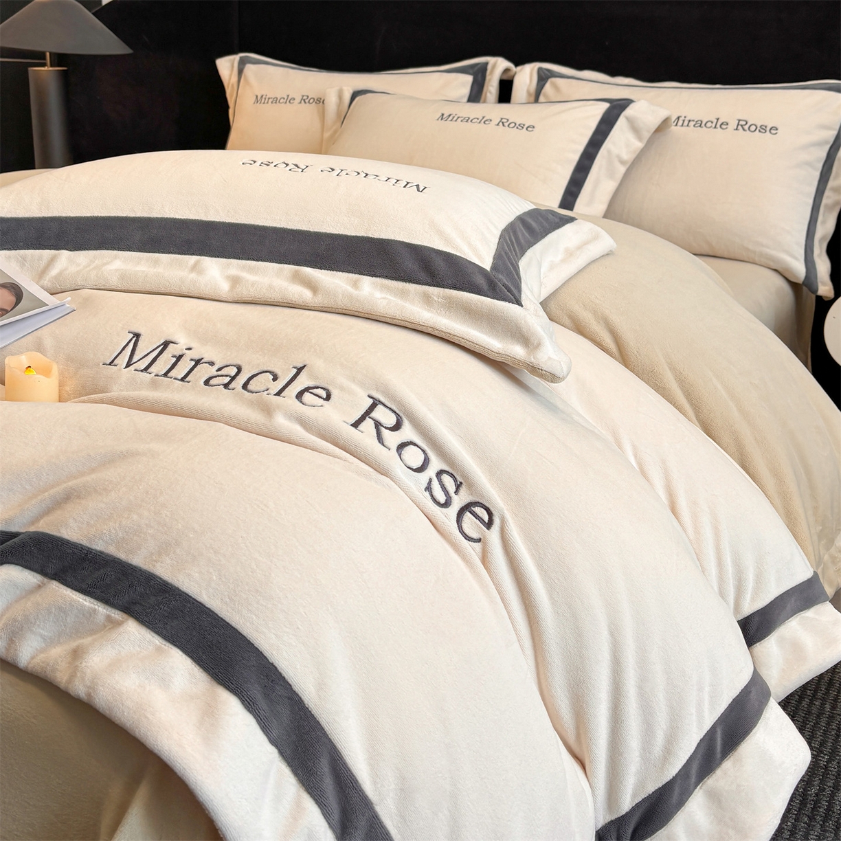 91家纺网 家纺一手货源 找家纺 笙意家纺 2025新款A类加厚牛奶绒轻奢宽边四件套-威登 威登-奶昔白+奶茶