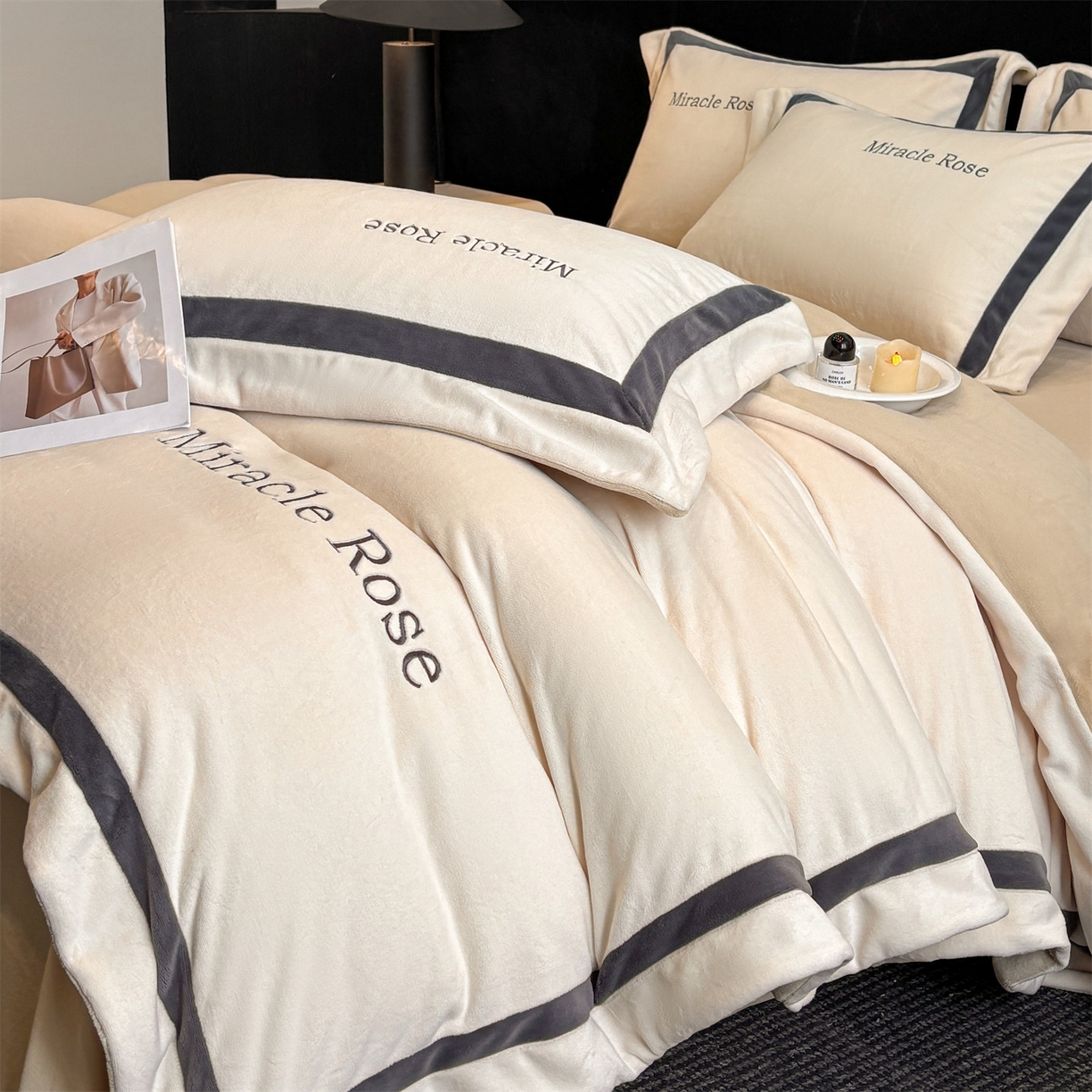 91家纺网 家纺一手货源 找家纺 笙意家纺 2025新款A类加厚牛奶绒轻奢宽边四件套-威登 威登-奶昔白+奶茶