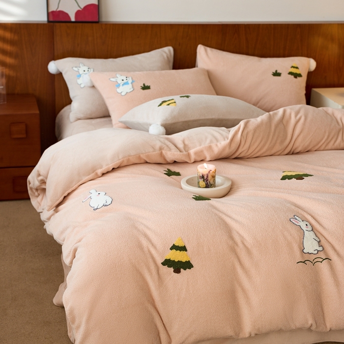 91家纺网 家纺一手货源 找家纺 瑞雪家居 2025新款全消光毛巾绣艾尼绒系列四件套-艾尼兔 艾尼兔-浅可可