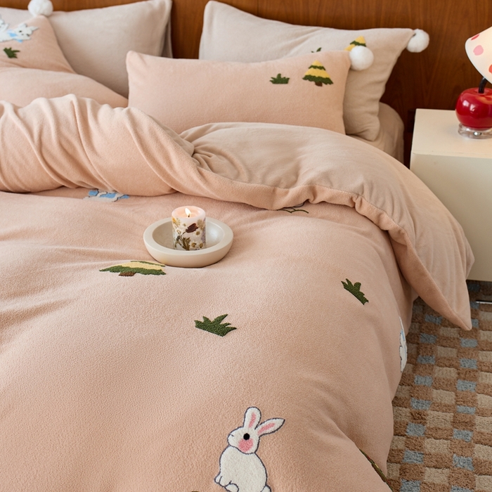 91家纺网 家纺一手货源 找家纺 瑞雪家居 2025新款全消光毛巾绣艾尼绒系列四件套-艾尼兔 艾尼兔-浅可可