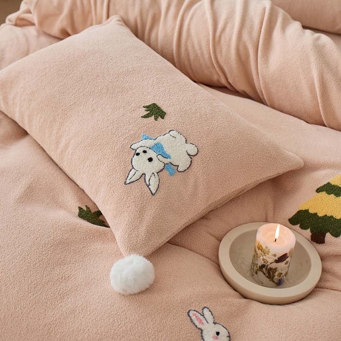 91家纺网 家纺一手货源 找家纺 瑞雪家居 2025新款全消光毛巾绣艾尼绒系列四件套-艾尼兔 艾尼兔-浅可可