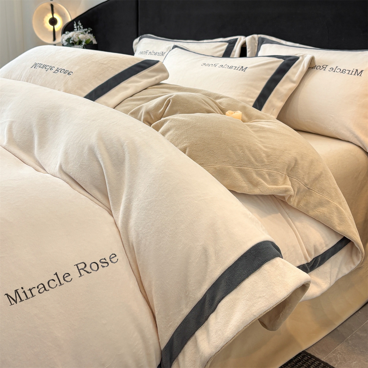 91家纺网 家纺一手货源 找家纺 笙意家纺 2025新款A类加厚牛奶绒轻奢宽边四件套-威登 威登-奶昔白+奶茶