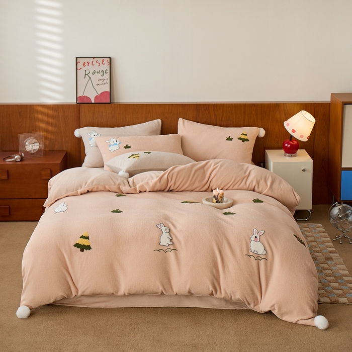 91家纺网 家纺一手货源 找家纺 瑞雪家居 2025新款全消光毛巾绣艾尼绒系列四件套-艾尼兔 艾尼兔-浅可可