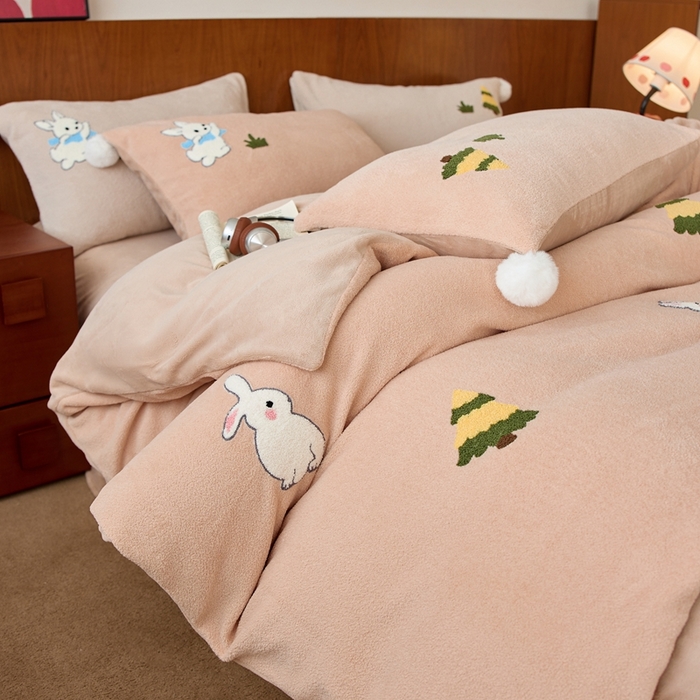 91家纺网 家纺一手货源 找家纺 瑞雪家居 2025新款全消光毛巾绣艾尼绒系列四件套-艾尼兔 艾尼兔-浅可可