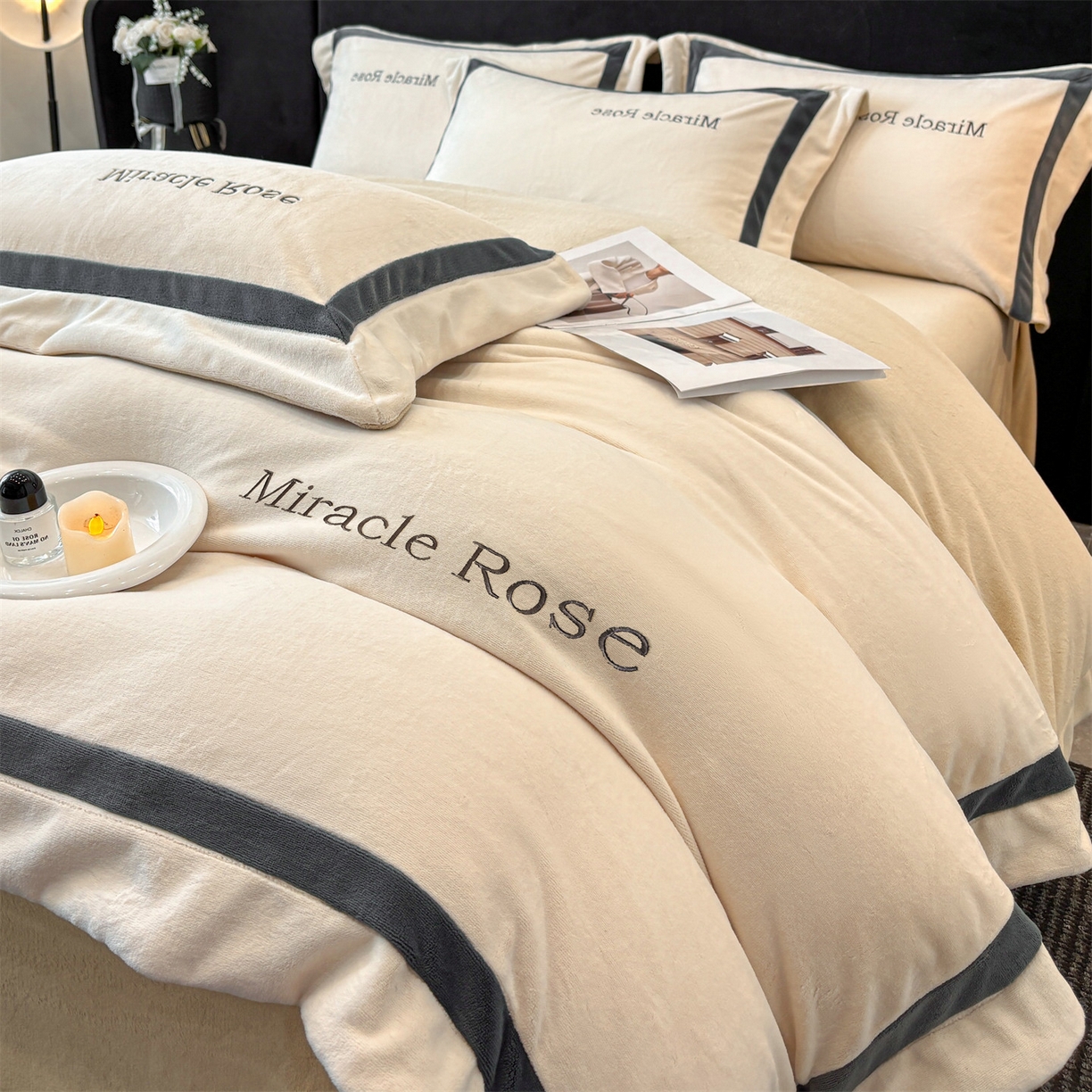 91家纺网 家纺一手货源 找家纺 笙意家纺 2025新款A类加厚牛奶绒轻奢宽边四件套-威登 威登-奶昔白+奶茶