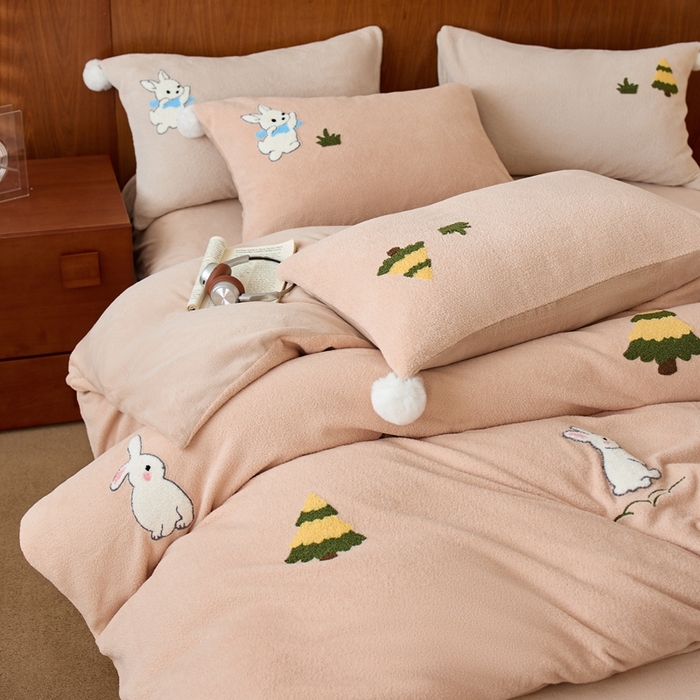 91家纺网 家纺一手货源 找家纺 瑞雪家居 2025新款全消光毛巾绣艾尼绒系列四件套-艾尼兔 艾尼兔-浅可可