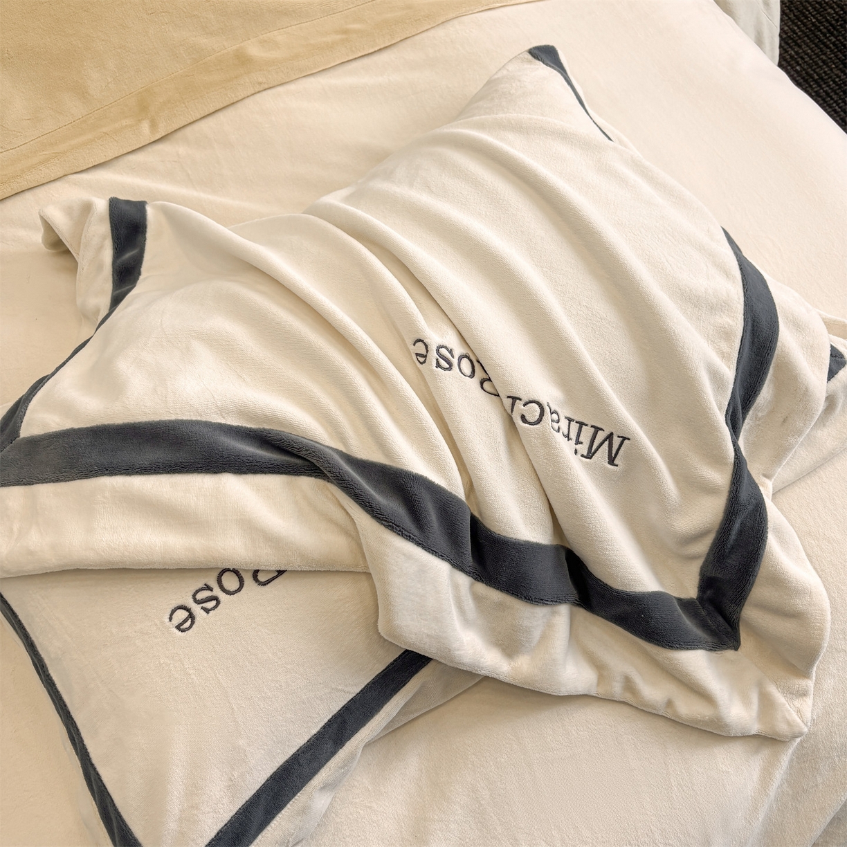 91家纺网 家纺一手货源 找家纺 笙意家纺 2025新款A类加厚牛奶绒轻奢宽边四件套-威登 威登-奶昔白+奶茶