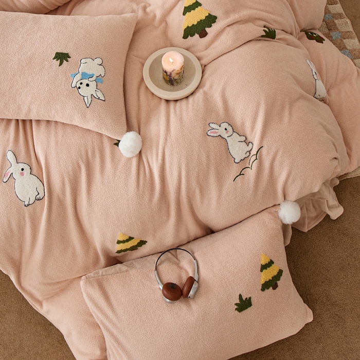 91家纺网 家纺一手货源 找家纺 瑞雪家居 2025新款全消光毛巾绣艾尼绒系列四件套-艾尼兔 艾尼兔-浅可可