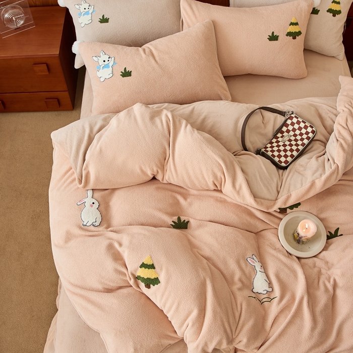 91家纺网 家纺一手货源 找家纺 瑞雪家居 2025新款全消光毛巾绣艾尼绒系列四件套-艾尼兔 艾尼兔-浅可可