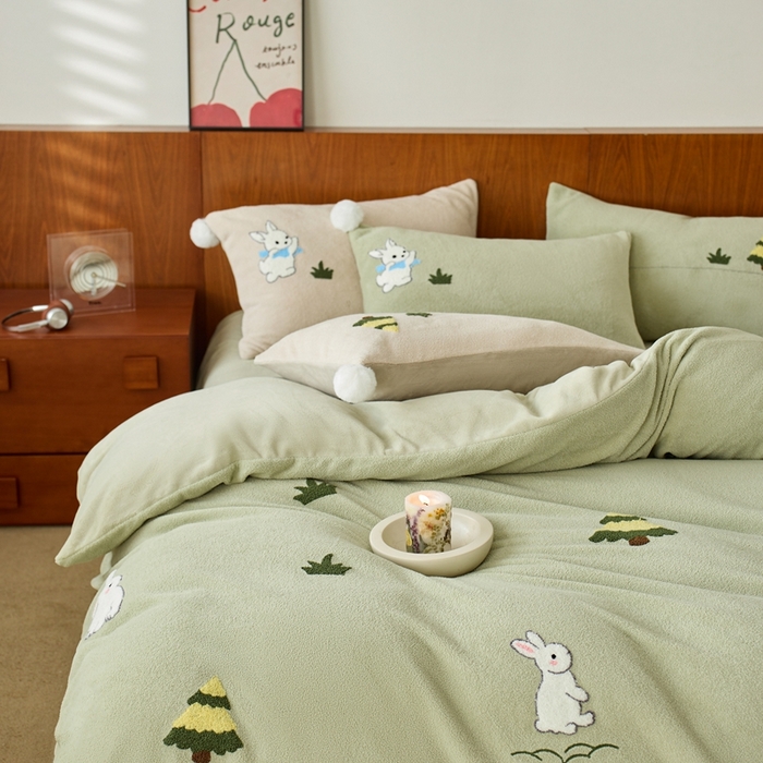 91家纺网 家纺一手货源 找家纺 瑞雪家居 2025新款全消光毛巾绣艾尼绒系列四件套-艾尼兔 艾尼兔-浅绿