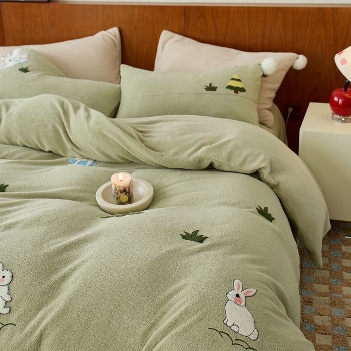 91家纺网 家纺一手货源 找家纺 瑞雪家居 2025新款全消光毛巾绣艾尼绒系列四件套-艾尼兔 艾尼兔-浅绿