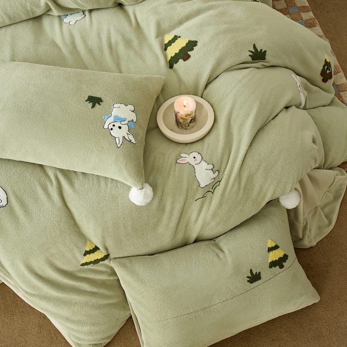 91家纺网 家纺一手货源 找家纺 瑞雪家居 2025新款全消光毛巾绣艾尼绒系列四件套-艾尼兔 艾尼兔-浅绿