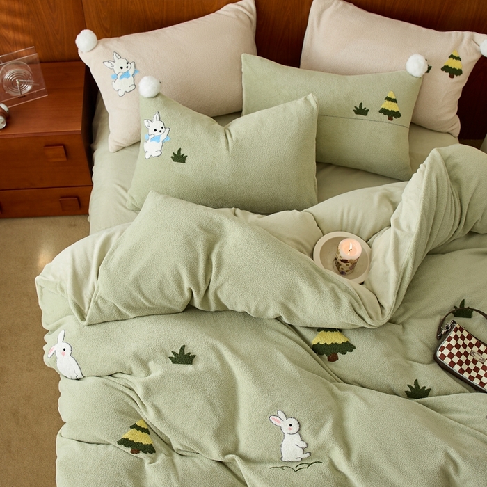 91家纺网 家纺一手货源 找家纺 瑞雪家居 2025新款全消光毛巾绣艾尼绒系列四件套-艾尼兔 艾尼兔-浅绿