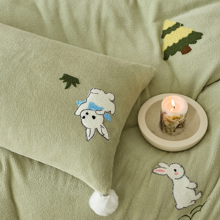 91家纺网 家纺一手货源 找家纺 瑞雪家居 2025新款全消光毛巾绣艾尼绒系列四件套-艾尼兔 艾尼兔-浅绿