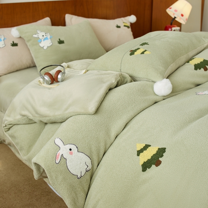 91家纺网 家纺一手货源 找家纺 瑞雪家居 2025新款全消光毛巾绣艾尼绒系列四件套-艾尼兔 艾尼兔-浅绿
