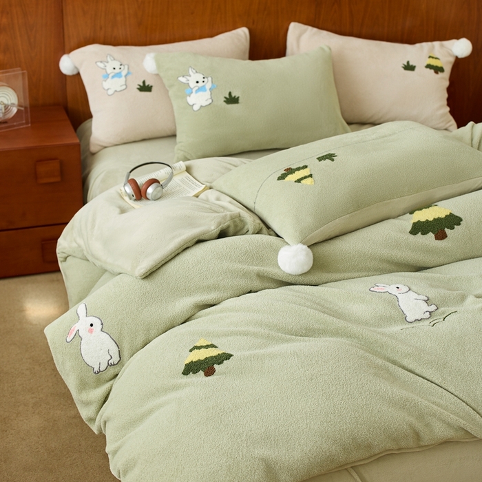 91家纺网 家纺一手货源 找家纺 瑞雪家居 2025新款全消光毛巾绣艾尼绒系列四件套-艾尼兔 艾尼兔-浅绿