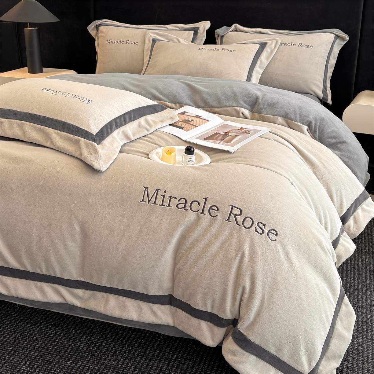 91家纺网 家纺一手货源 找家纺 笙意家纺 2025新款A类加厚牛奶绒轻奢宽边四件套-威登 威登-山灰+中灰