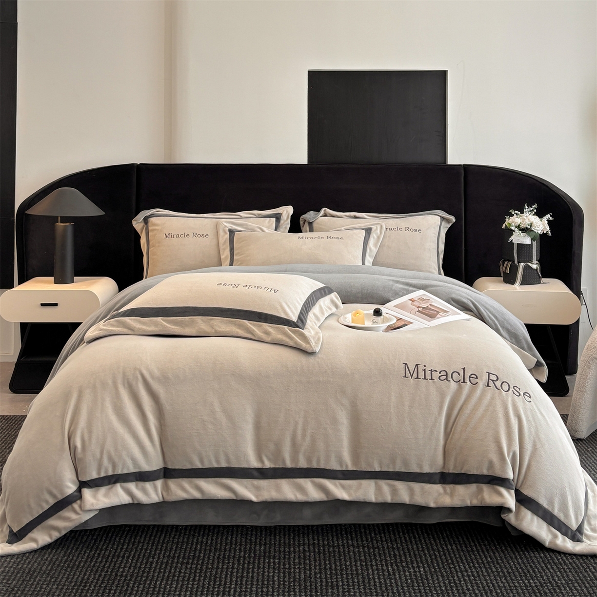 91家纺网 家纺一手货源 找家纺 笙意家纺 2025新款A类加厚牛奶绒轻奢宽边四件套-威登 威登-山灰+中灰