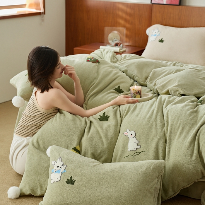 91家纺网 家纺一手货源 找家纺 瑞雪家居 2025新款全消光毛巾绣艾尼绒系列四件套-艾尼兔 艾尼兔-浅绿