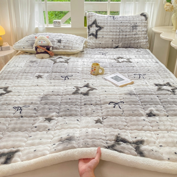 91家纺网 家纺一手货源 找家纺 优品惠 2025新款兔毛绒泡泡牛奶绒床垫子夹棉床褥床盖床单加厚保暖 波点星星
