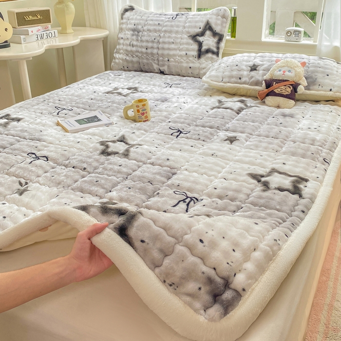 91家纺网 家纺一手货源 找家纺 优品惠 2025新款兔毛绒泡泡牛奶绒床垫子夹棉床褥床盖床单加厚保暖 波点星星