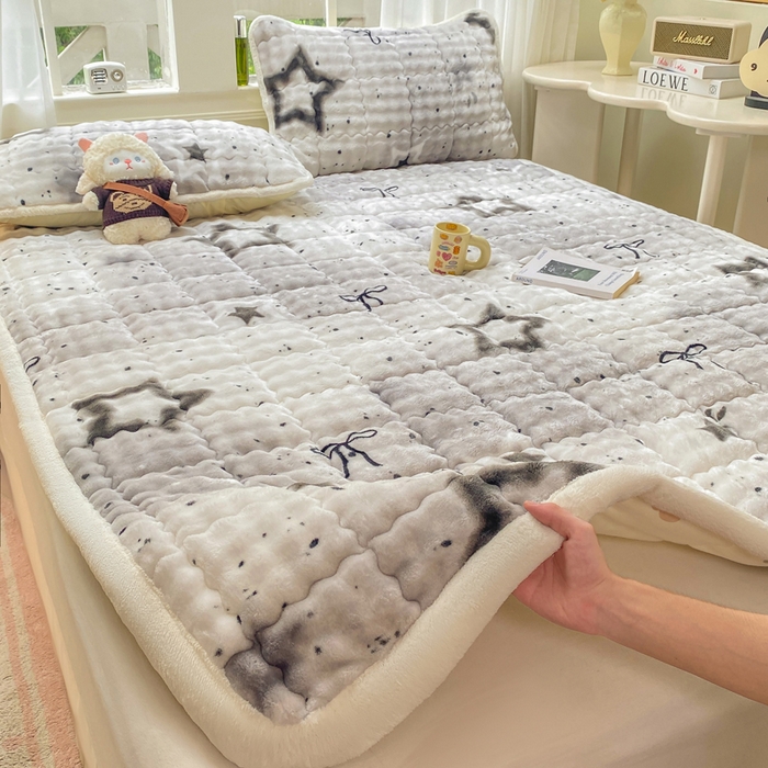 91家纺网 家纺一手货源 找家纺 优品惠 2025新款兔毛绒泡泡牛奶绒床垫子夹棉床褥床盖床单加厚保暖 波点星星
