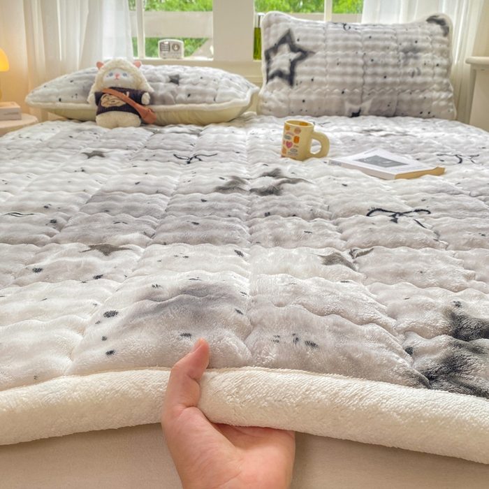 91家纺网 家纺一手货源 找家纺 优品惠 2025新款兔毛绒泡泡牛奶绒床垫子夹棉床褥床盖床单加厚保暖 波点星星