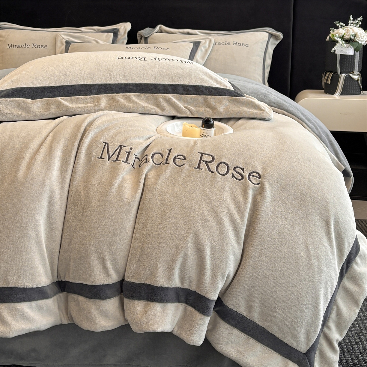 91家纺网 家纺一手货源 找家纺 笙意家纺 2025新款A类加厚牛奶绒轻奢宽边四件套-威登 威登-山灰+中灰