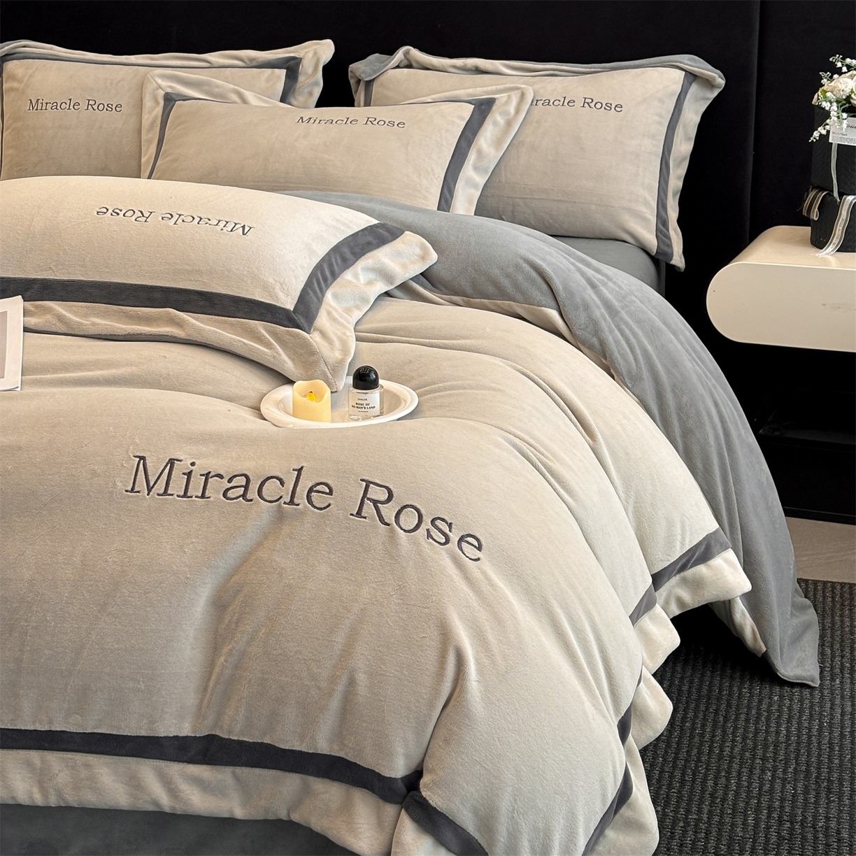 91家纺网 家纺一手货源 找家纺 笙意家纺 2025新款A类加厚牛奶绒轻奢宽边四件套-威登 威登-山灰+中灰