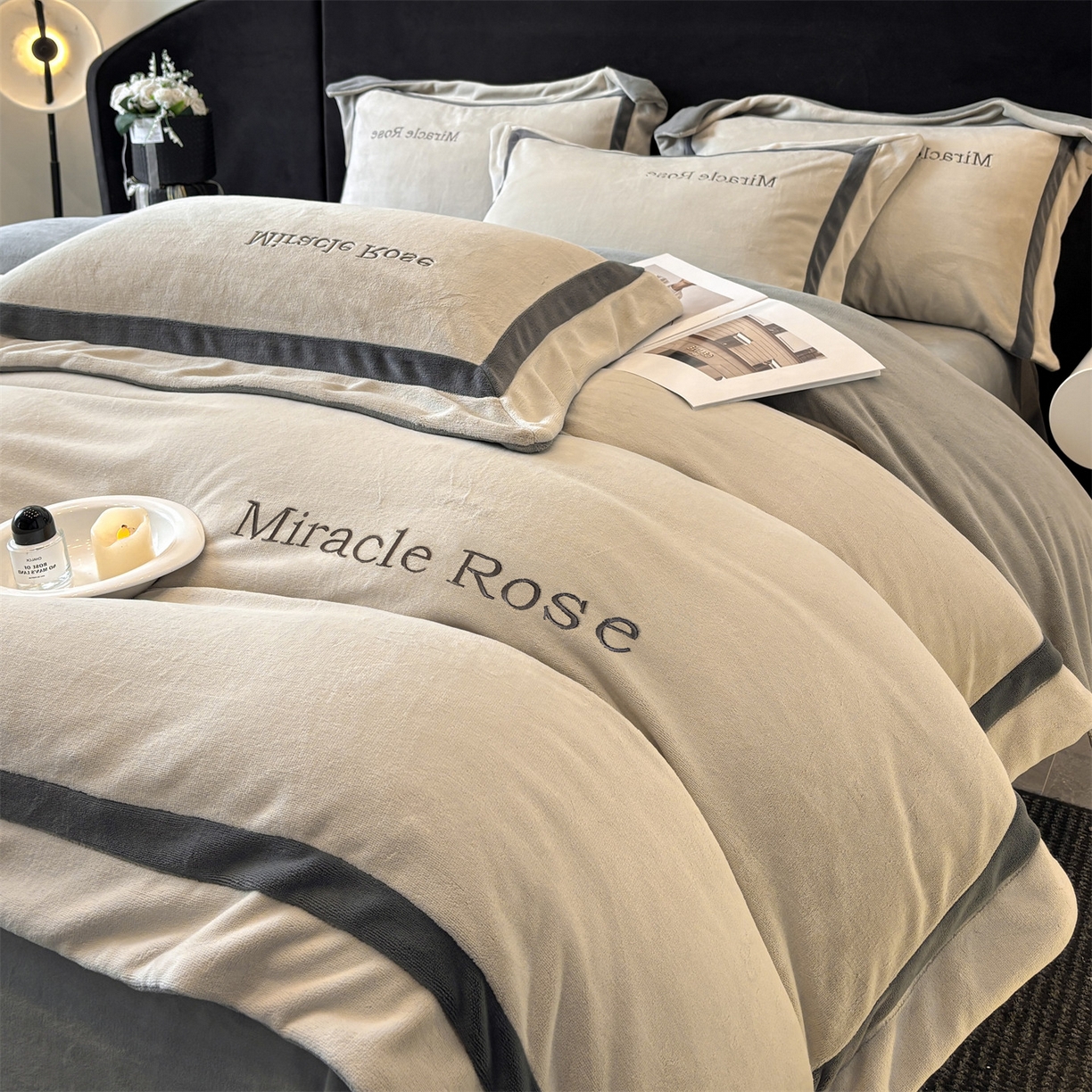 91家纺网 家纺一手货源 找家纺 笙意家纺 2025新款A类加厚牛奶绒轻奢宽边四件套-威登 威登-山灰+中灰