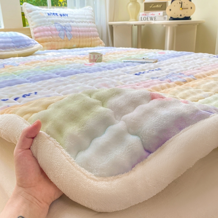 91家纺网 家纺一手货源 找家纺 优品惠 2025新款兔毛绒泡泡牛奶绒床垫子夹棉床褥床盖床单加厚保暖 彩虹心情
