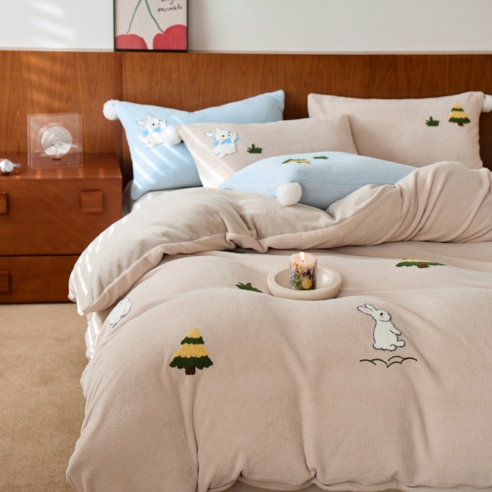 91家纺网 家纺一手货源 找家纺 瑞雪家居 2025新款全消光毛巾绣艾尼绒系列四件套-艾尼兔 艾尼兔-新米色