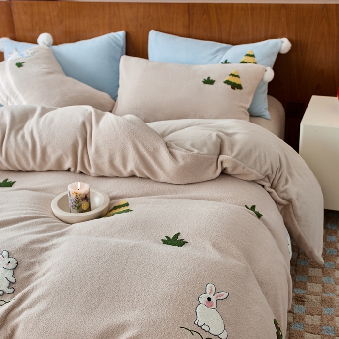 91家纺网 家纺一手货源 找家纺 瑞雪家居 2025新款全消光毛巾绣艾尼绒系列四件套-艾尼兔 艾尼兔-新米色