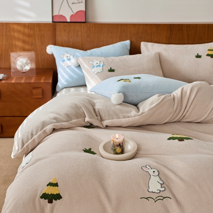 91家纺网 家纺一手货源 找家纺 瑞雪家居 2025新款全消光毛巾绣艾尼绒系列四件套-艾尼兔 艾尼兔-新米色