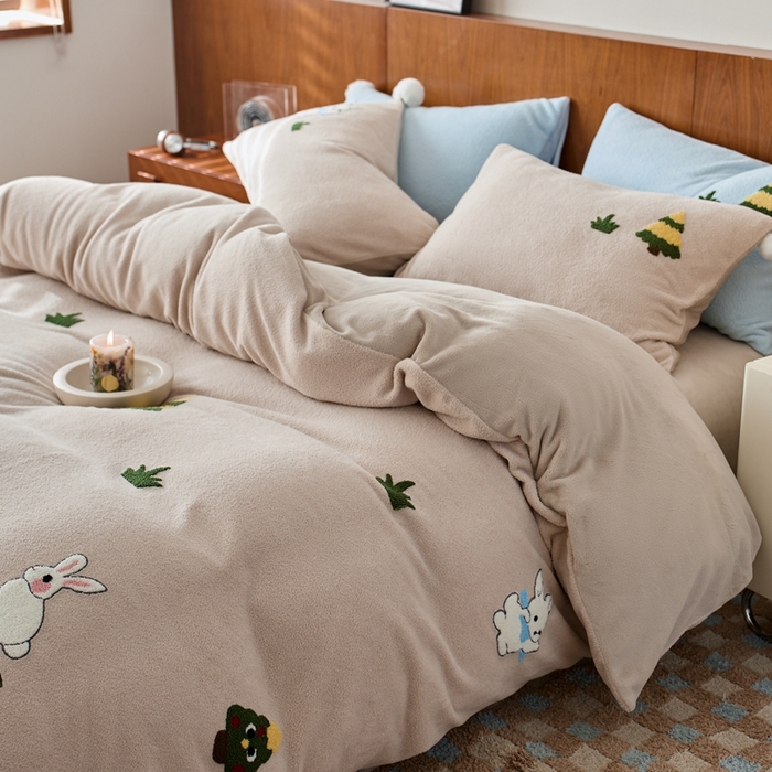 91家纺网 家纺一手货源 找家纺 瑞雪家居 2025新款全消光毛巾绣艾尼绒系列四件套-艾尼兔 艾尼兔-新米色