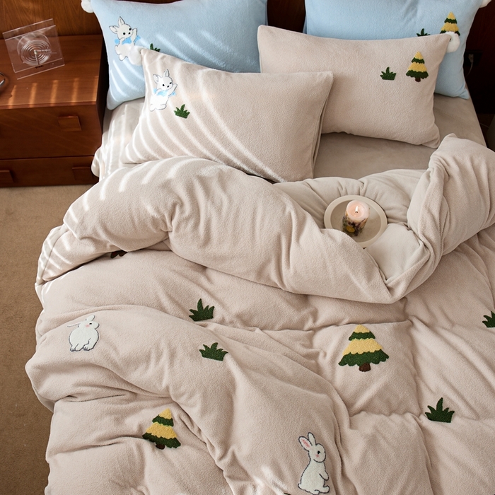 91家纺网 家纺一手货源 找家纺 瑞雪家居 2025新款全消光毛巾绣艾尼绒系列四件套-艾尼兔 艾尼兔-新米色