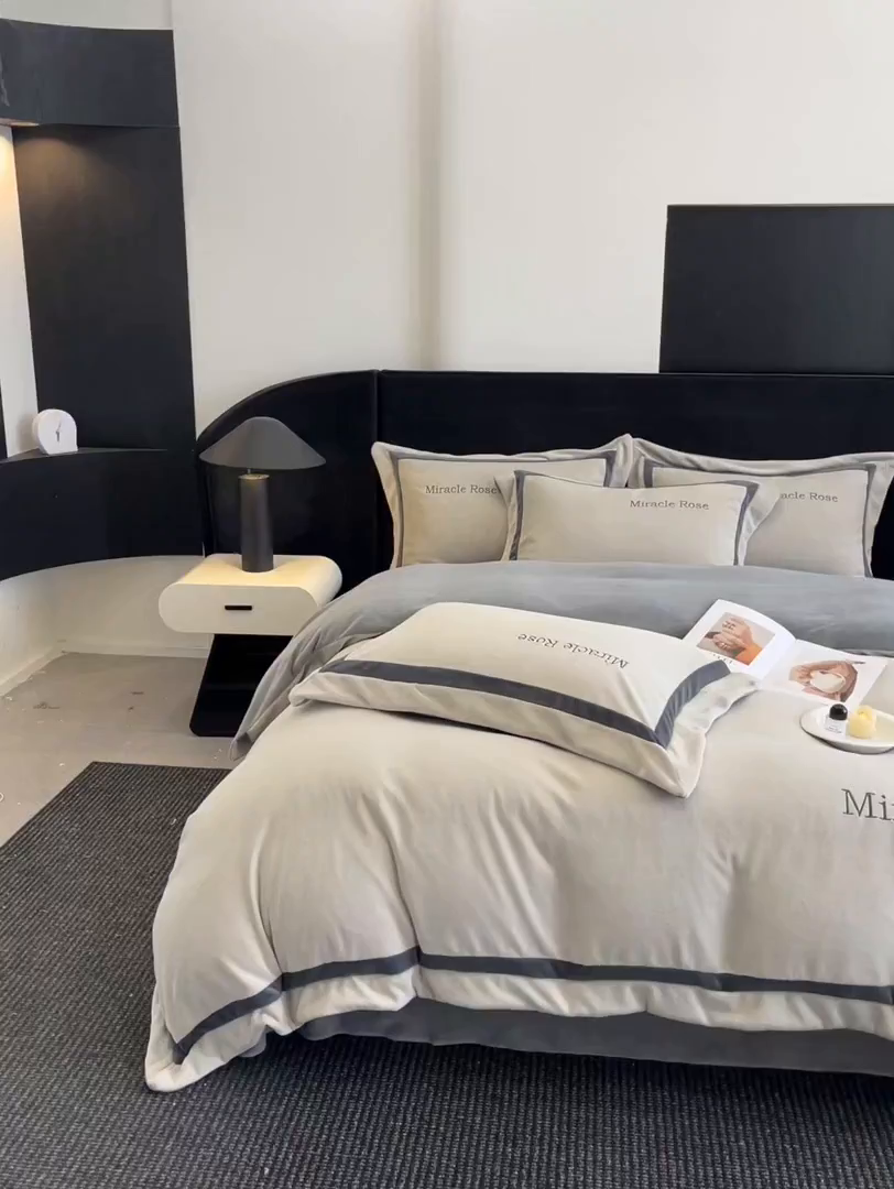 91家纺网 家纺一手货源 找家纺 笙意家纺 2025新款A类加厚牛奶绒轻奢宽边四件套-威登 威登-山灰+中灰