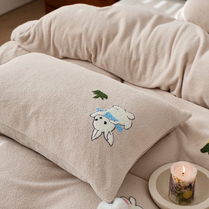 91家纺网 家纺一手货源 找家纺 瑞雪家居 2025新款全消光毛巾绣艾尼绒系列四件套-艾尼兔 艾尼兔-新米色