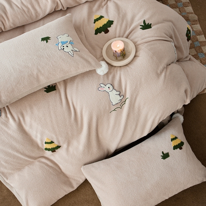 91家纺网 家纺一手货源 找家纺 瑞雪家居 2025新款全消光毛巾绣艾尼绒系列四件套-艾尼兔 艾尼兔-新米色