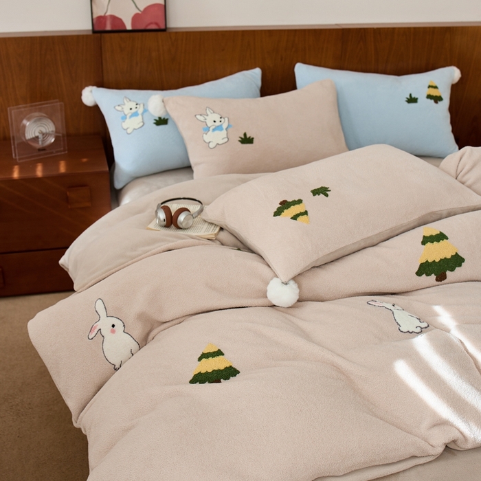 91家纺网 家纺一手货源 找家纺 瑞雪家居 2025新款全消光毛巾绣艾尼绒系列四件套-艾尼兔 艾尼兔-新米色