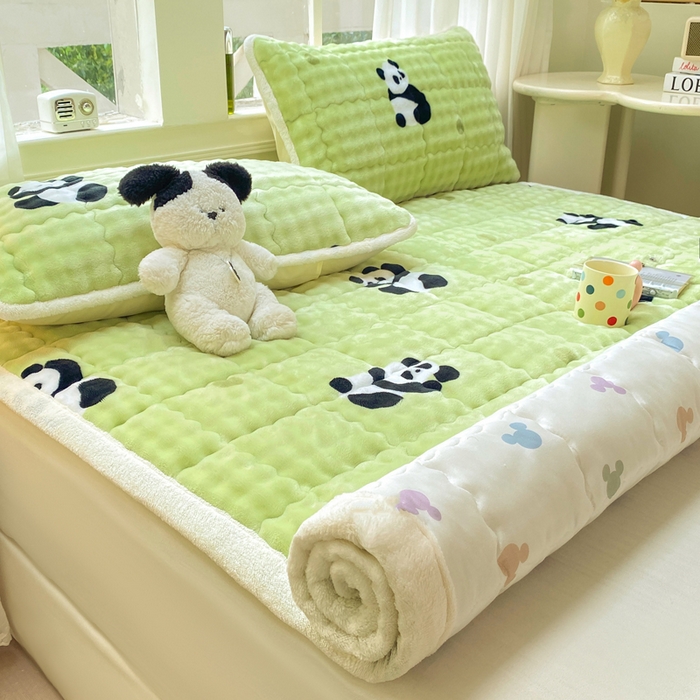 91家纺网 家纺一手货源 找家纺 优品惠 2025新款兔毛绒泡泡牛奶绒床垫子夹棉床褥床盖床单加厚保暖 呆萌熊猫